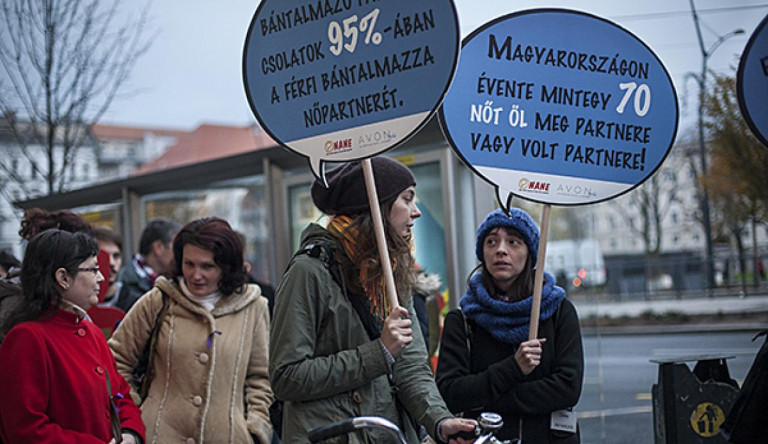 Határozati javaslatot nyújt be a Párbeszéd a családon belüli erőszak visszaszorításáért