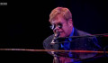 Minden énekes rémálma: koncert közben elment a hangja Elton Johnnak