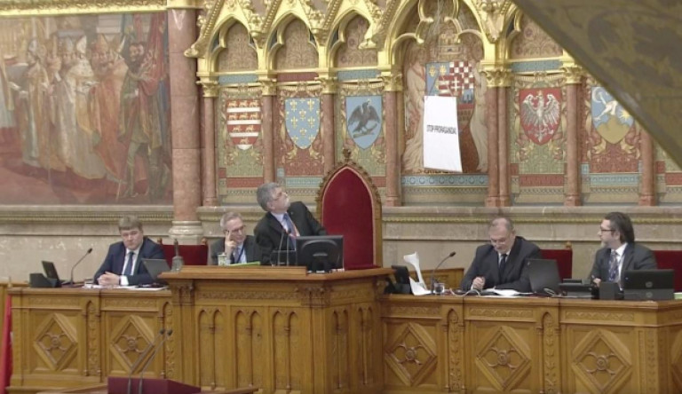 Kövér kitiltotta Hadházyt, mert akciózott