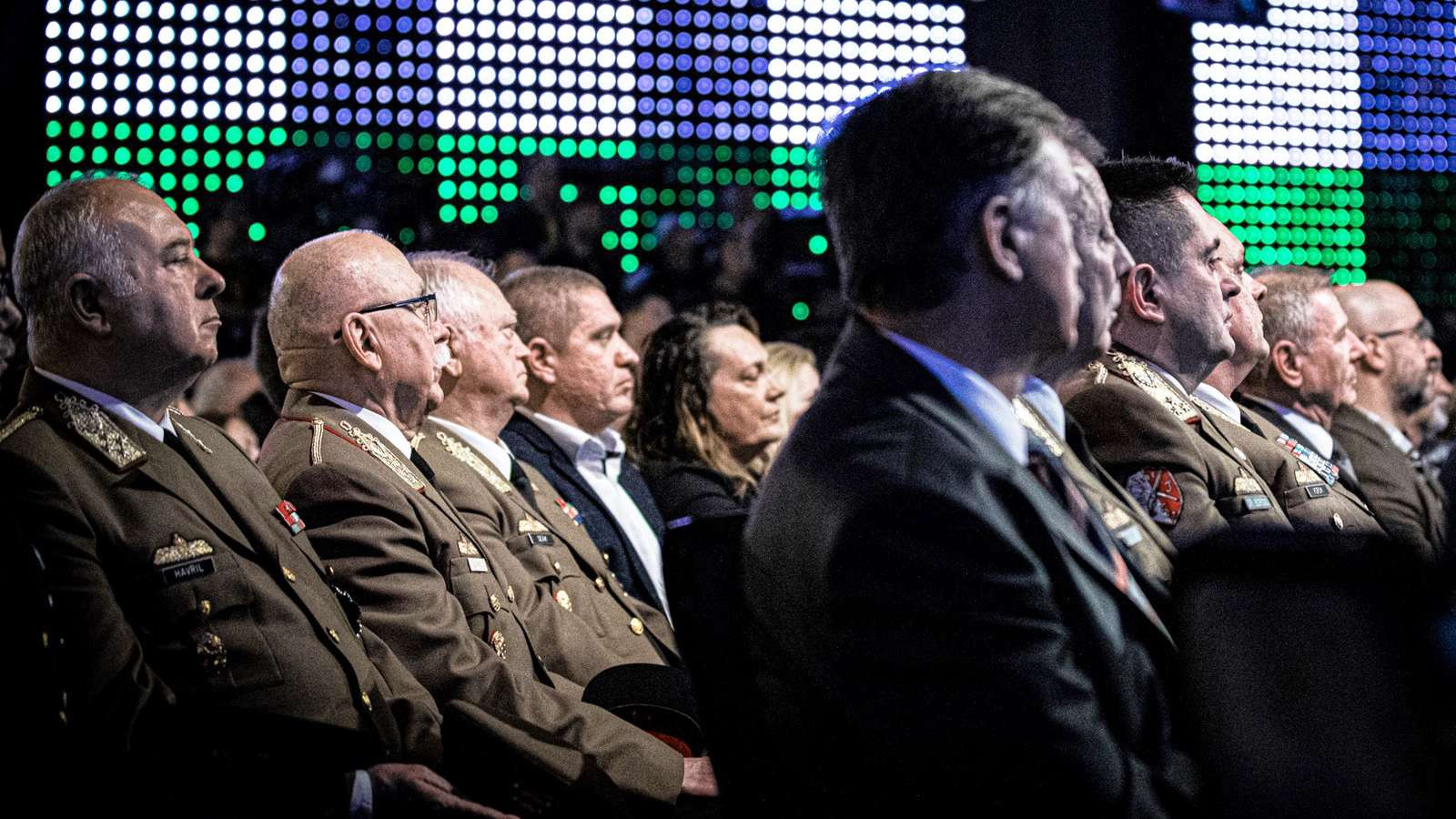 Összehívnák a Honvédelmi Bizottságot „a Fidesz-rendezvényen egyenruhában parádézó tábornokok" miatt