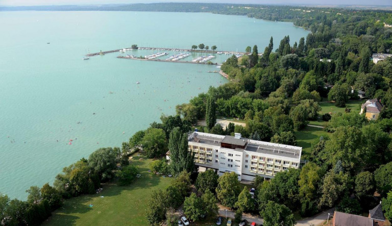 Tovább fejlesztgetnék üdülőjüket Tiborczék - természetesen közpénzből