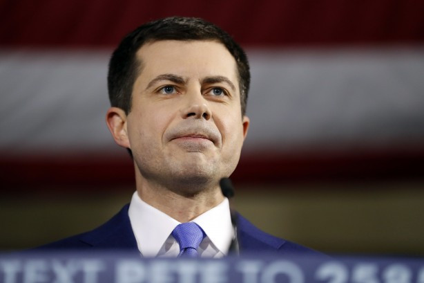 Buttigieg a fehér felsőbbrendűséget hirdető ideológia elleni harcot, Bloomberg új bankadókat ígér