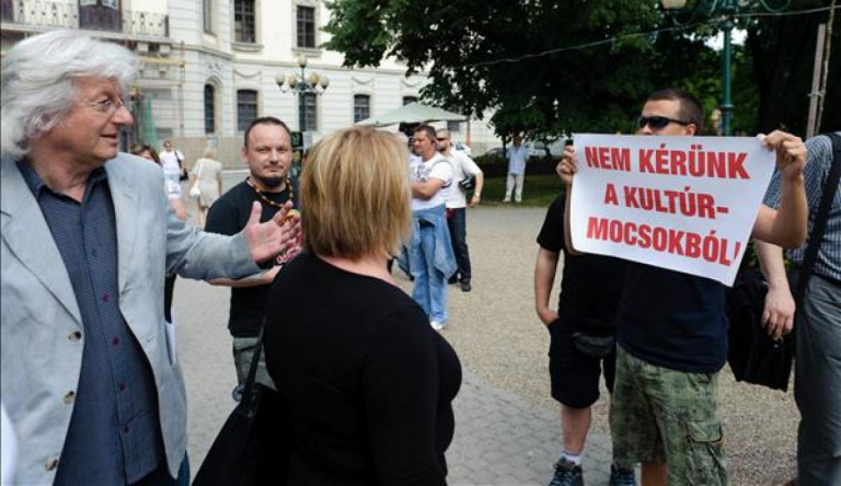„Nem ismerünk pontosabb definíciót annál, amit Esterházy Péter, alaptanterven kívüli magyar író mondott”