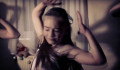 Balett-táncosokkal hívja fel a figyelmet a rendőrség a családon belüli erőszakra