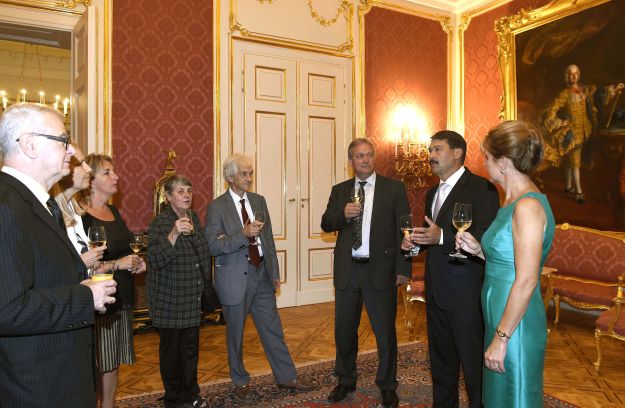 Somogyi Pétert (középen) más akadémikusok és feleségeik társaságában fogadja Áder János 2016-ban