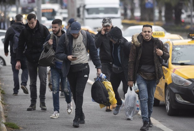 Szíriai férfiak a görög határ mentén fekvő északnyugat-törökországi Edirne városába tartanak