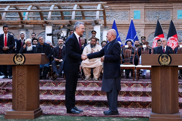 Asraf Gáni afgán elnök (j) és Jens Stoltenberg NATO-főtitkár kezet fog a kabuli elnöki palotában tartott sajtótájékoztatón 2020. február 29-én, miután az Egyesü