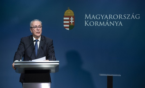 Lezárja a tranzitzónát a kormány a koronavírusra hivatkozva az érkezők előtt