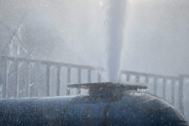 Vízsugár tör fel az Északmagyarországi Regionális Vízművek Zrt. vízvezetékéből egy légtelenítő szelep meghibásodása miatt