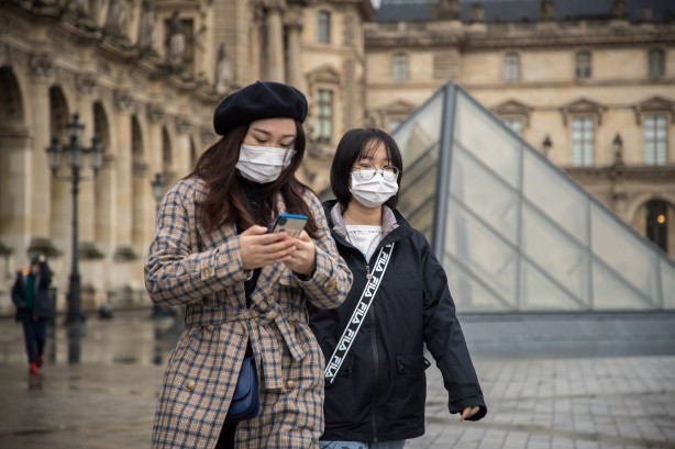 A francia állam lefoglal minden maszkot, négyre emelkedett a halottak, kétszáz fölé a fertőzöttek száma