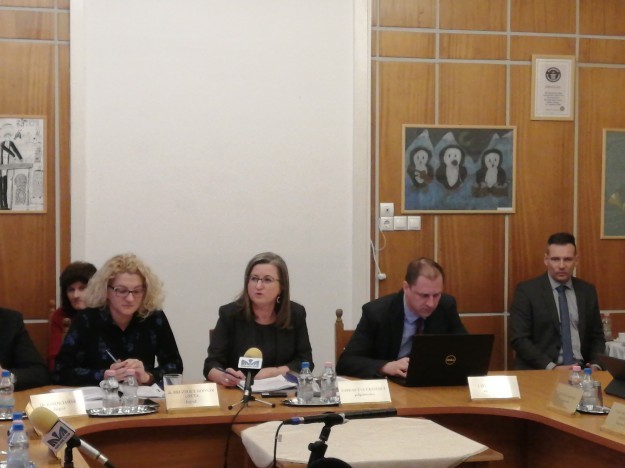 Farkas Éva Erzsébet polgármester (középen) a szerdai makói ülésen 
