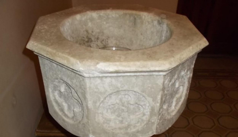 A koronavírus miatt kiürítik a magyar templomok szenteltvíztartóit 