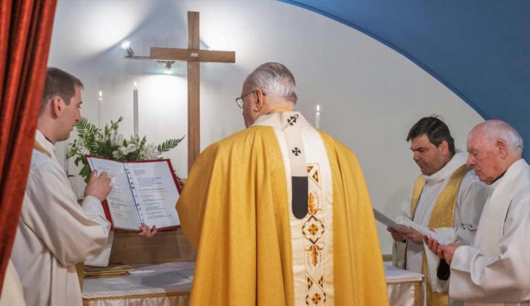 Miniszterelnökségi épületben avatott kápolnát Erdő Péter