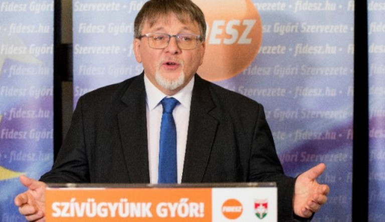 Képregény formájában olvasott be a győri polgármester a pénzért kilincselő fociklub-tulajdonosnak