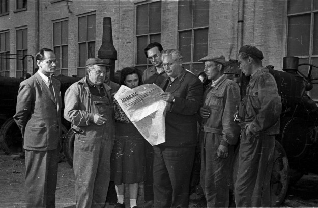 Szabad Népet olvasnak a gyári munkások - 1954