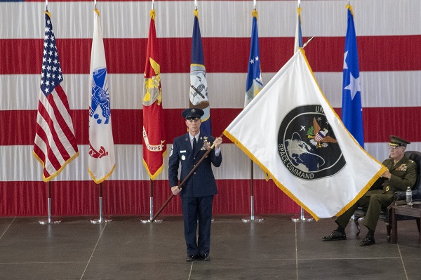 Towberman űrparancsnok bemutatja a zászlót 2019-ben