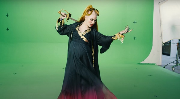 Grimes-You'll Miss Me When I'm Not Around (Chroma Green Video)
