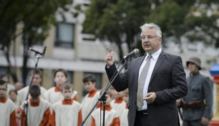 Semjén és a koronavírus: Tartsanak gyakrabban szentmiséket és istentiszteleteket!