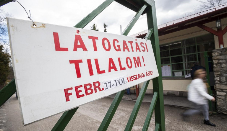 Piros lap a bejárati ajtón: mivel jár a házi karantén?