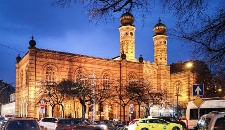 Elfogtak négy fiatalt, akik náci jelszavakat kiabáltak a Dohány utcai zsinagógánál 
