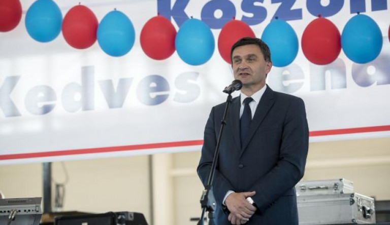 Két hónap alatt kigolyózta a szekszárdi fideszes polgármester a helyi lap független vezetőjét