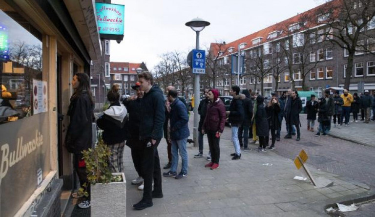 Továbbra is lehet füvet kapni a holland coffeeshopokban, de csak elvitelre