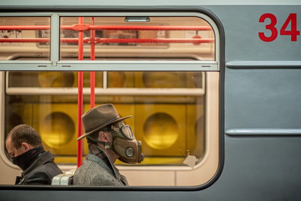 Gázmaszkot viselő férfi utazik a prágai metrón 2020. március 17-én. A koronavírus-járvány miatt a prágai önkormányzat döntése szerint védőmaszk nélkül tilos has