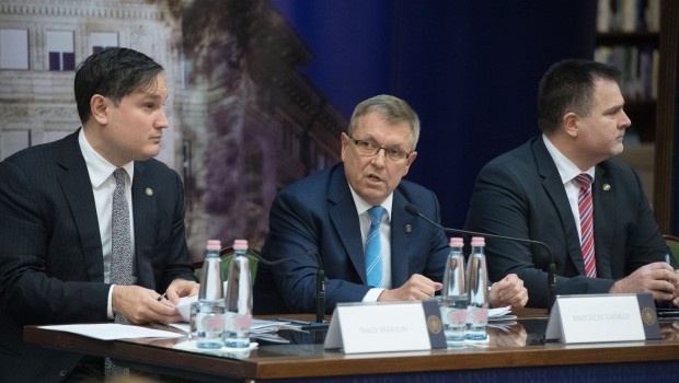 Matolcsy György, a Magyar Nemzeti Bank (MNB) elnöke (k) a monetáris tanács döntéséről tartott sajtótájékoztatón a jegybank székházában 2019. március 26-án.