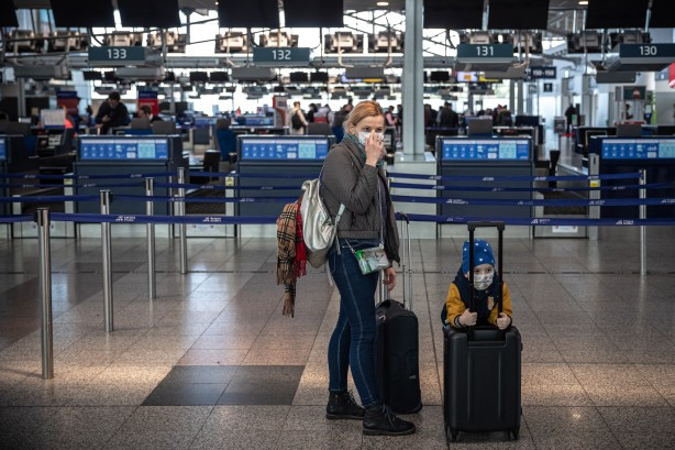 Csehországban kötelezővé tették az orr és a száj eltakarását köztereken