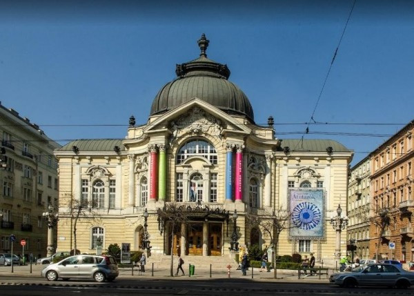 Fojtogatott egy nőt egy portugál férfi a Vígszínház mögött, a rendőrök elengedték