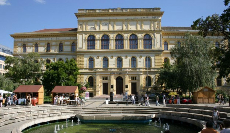 Szeged: több orvos karanténban, megfertőződött egy ideggsebész és az SZTE rektorhelyettese is