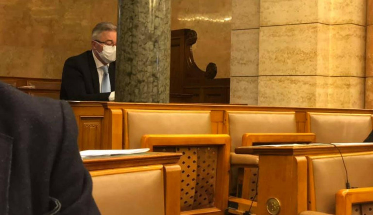 Elhagyta karanténját egy fideszes képviselő és beült a parlamentbe