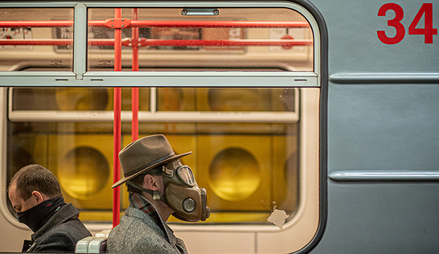 Gázmaszkot viselő férfi utazik a prágai metrón 2020. március 17-én. 