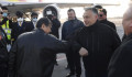 Fotók: Orbán maszk nélkül várta a Kínából érkező szállítmányt a reptéren