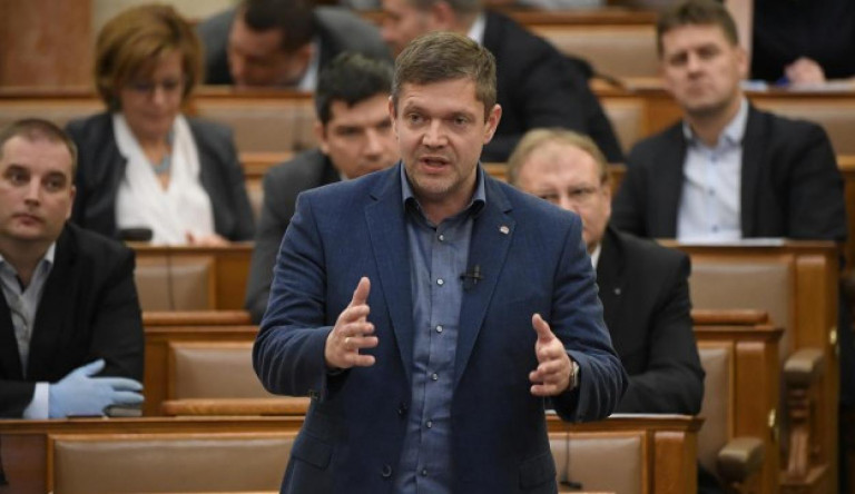 Minden MSZP-s képviselő 1 millió forintot adományoz védőfelszerelésre