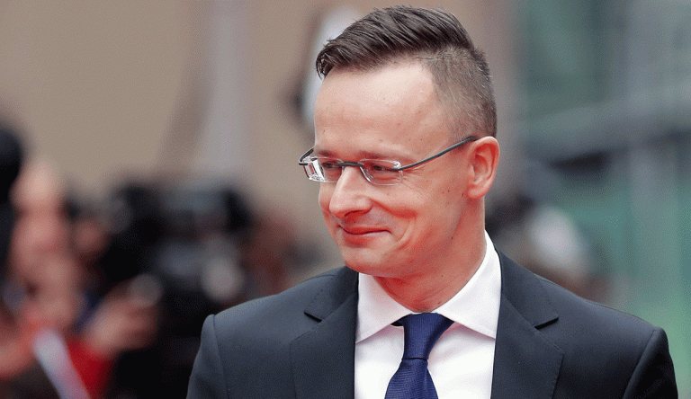 Szijjártó: 27 tonnányi védőfelszerelés jön szombaton, vasárnap további két repülőgép 3 millió 270 ezer maszkot hoz