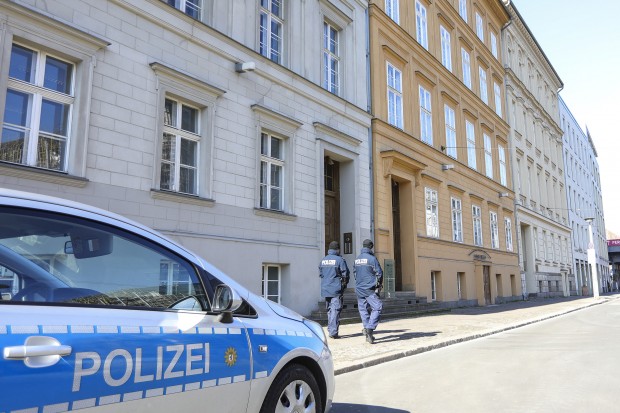 Rendőrök egy épület előtt, amelyben Angela Merkel német kancellárnak van lakása Berlinben
