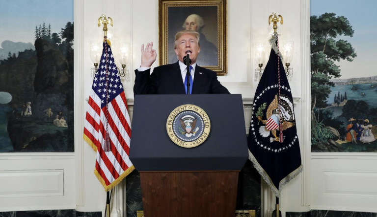 Trump április végéig hosszabbította a társadalmi távolságtartásra vonatkozó előírásokat
