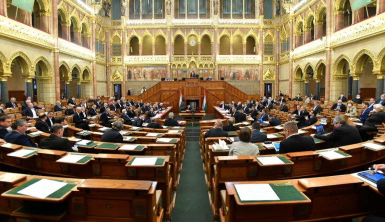 Megszavazták a felhatalmazási törvényt
