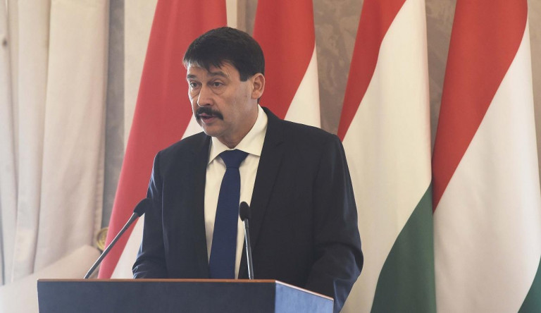 Előkerült Áder János és megvédte a felhatalmazási törvényt
