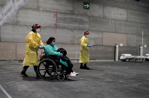 Koronavírussal fertőzött beteget szállítanak Madridban