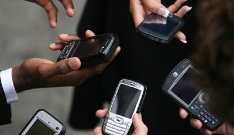 Karantén: már van, ahol a telefon alapján figyelnék az emberek mozgását 