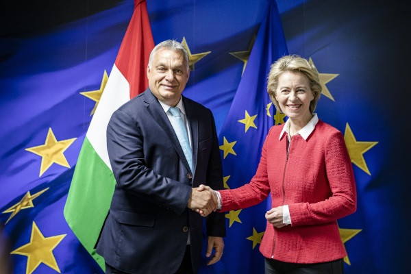 Az Európai Bizottság elnöke szerint Orbánék felhatalmazási törvénye túl messzire megy
