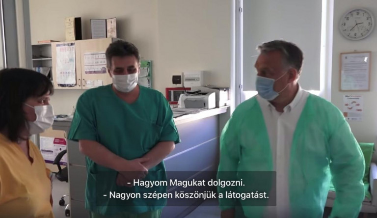 Orbán meglátogatott egy intenzív osztályt, előtte benézett egy fegyházba is