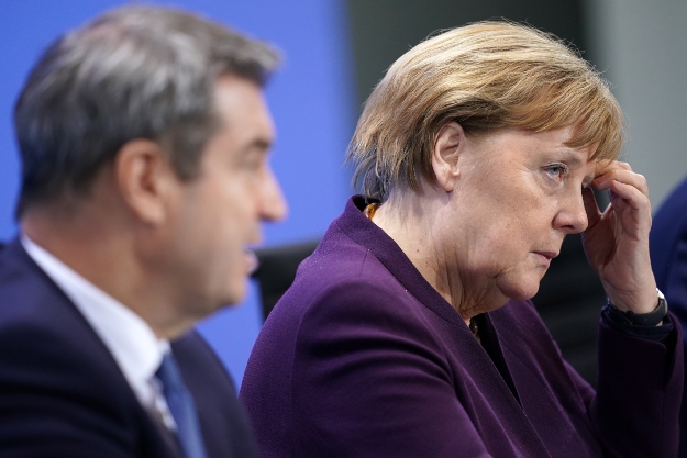 Angela Merkel német kancellár a tartományi kormányfőkkel folytatott megbeszélést követő sajtótájékoztatón Berlinben 2020. március 12-én.