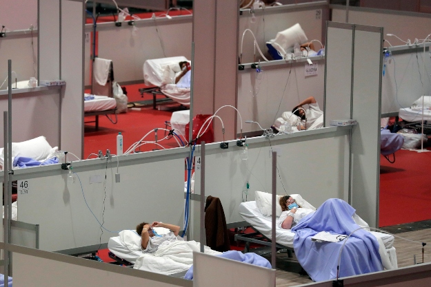 Az új koronavírus okozta megbetegedésben szenvedőknek kialakított szükségkórház a madridi Ifema kongresszusi és kiállítási központban 2020. április 2-án.