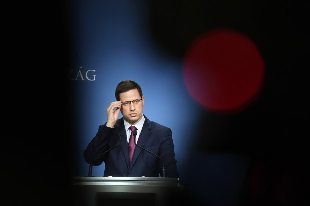 Az a legjobb, amikor Gulyás Gergely megmagyarázza a kormányzati trolldiplomáciát