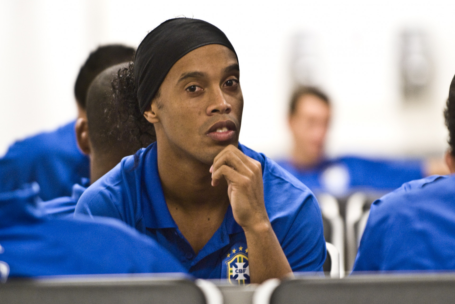 Ronaldinho egy hónapja börtönben, kevés az esély a szabadulására