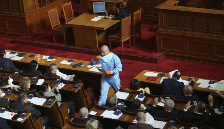 A bolgár képviselők felajánlották másfél havi fizetésüket az egészségügynek