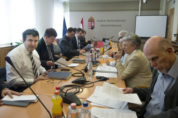 Szüdi János (jobbra) a pedagógus-sztrájkbizottság és az Emmi tárgyalásán 2016-ban 